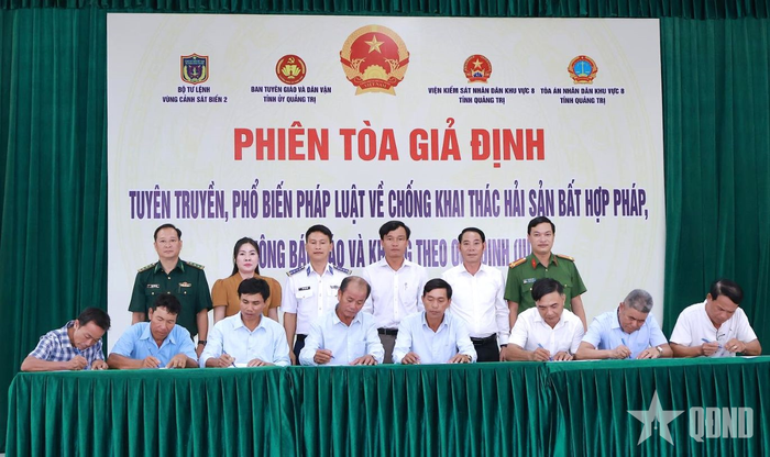  Đại diện các cơ quan chức năng chứng kiến ngư dân xã Cửa Việt ký cam kết không vi phạm các quy định về chống khai thác IUU. 