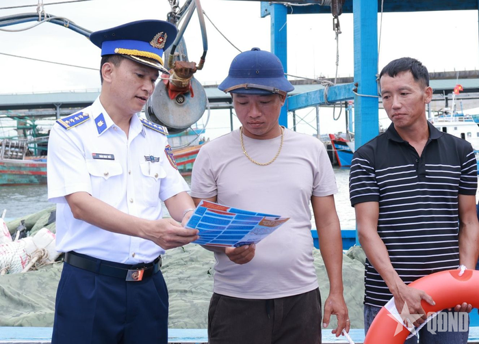  Tuyên truyền các quy định về chống khai thác IUU cho ngư dân. 
