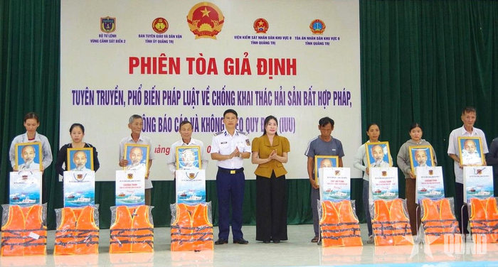 Trao tặng chân dung Chủ tịch Hồ Chí Minh, áo phao và quà cho các ngư dân. 