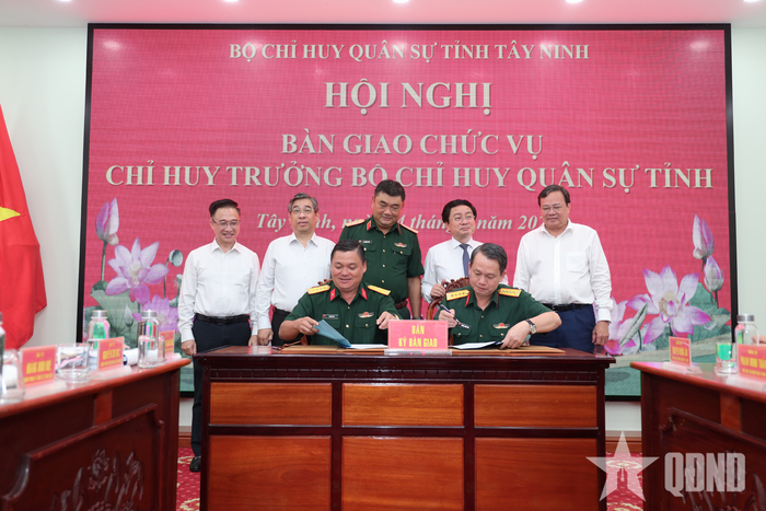 Ký biên bản bàn giao chức vụ Chỉ huy trưởng Bộ CHQS tỉnh Tây Ninh.