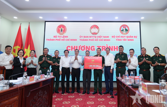 Ủy ban MTTQ Việt Nam TP Hồ Chí Minh và Bộ tư lệnh TP Hồ Chí Minh trao hỗ trợ kinh phí xây dựng nhà điểm dân cư liền kề chốt dân quân biên giới tặng Bộ CHQS tỉnh Tây Ninh.