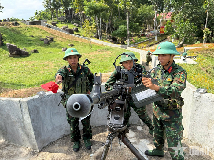  Khẩu đội trưởng chỉ thị mục tiêu cho khẩu đội.