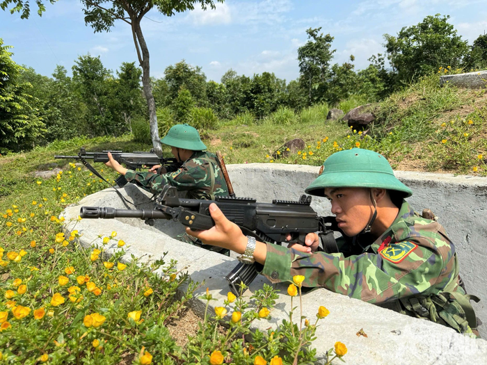 Trên chiến hào, các xạ thủ tăng cường quan sát, luyện tập đánh địch, bảo vệ đội hình chiến đấu.