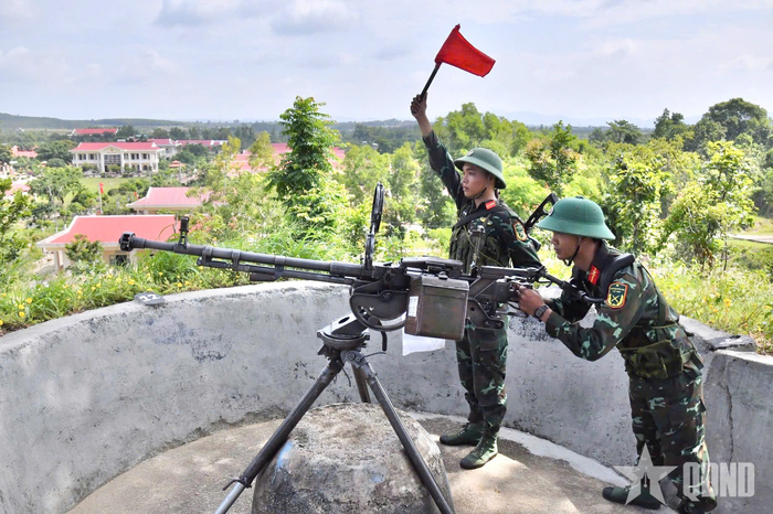  Sau khẩu lệnh "Bắn" của Trung đội trưởng, các khẩu đội nổ súng tiêu diệt địch.
