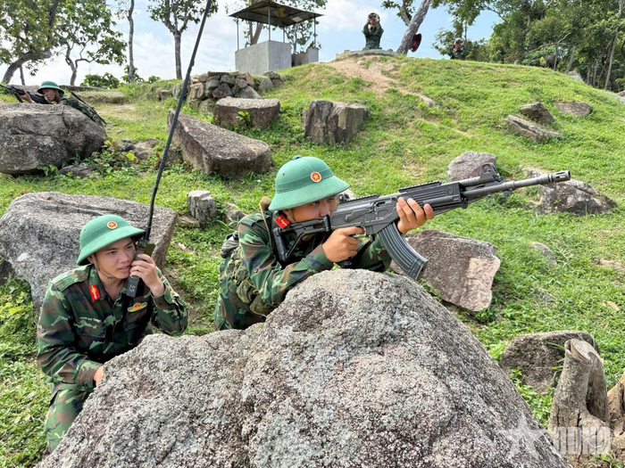  Lực lượng đài quan sát, thông tin luôn theo sát, nắm chắc tình hình, kịp thời báo cáo cấp trên.