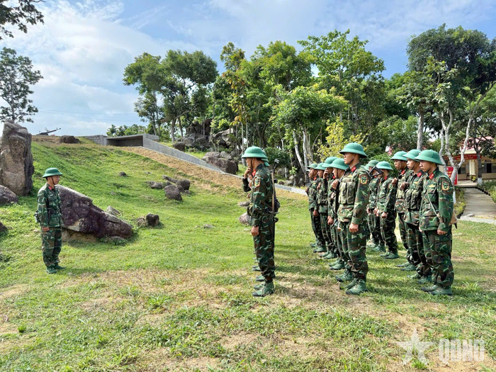 Chỉ huy Trung đội 2 nhận xét, đánh giá kết quả luyện tập của các khẩu đội.