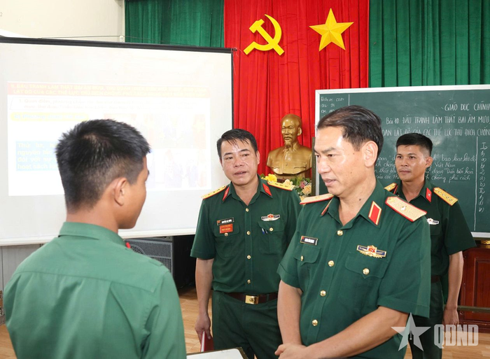  Thiếu tướng Dương Văn Quang kiểm tra buổi lên lớp giáo dục chính trị tại Tiểu đoàn 5, Trung đoàn 24.