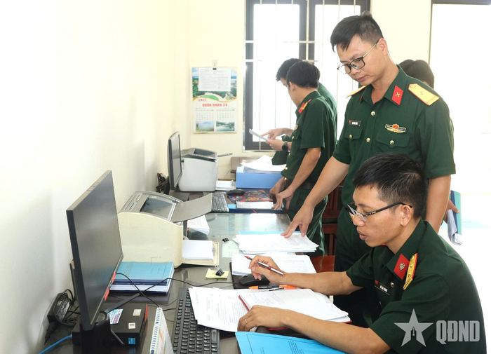  Đoàn công tác kiểm tra công tác cải cách thủ tục hành chính tại Trung đoàn 24, Sư đoàn 10. 