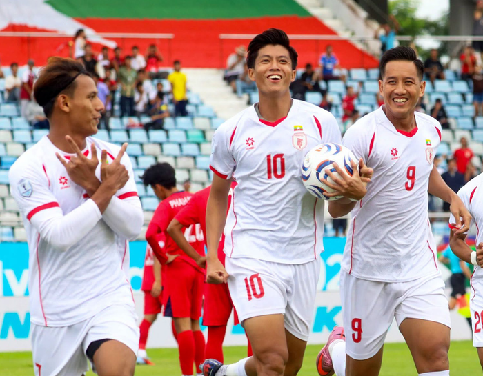 Các cầu thủ Myanmar mừng bàn thắng vào lưới đội tuyển Lào. Ảnh: MFF