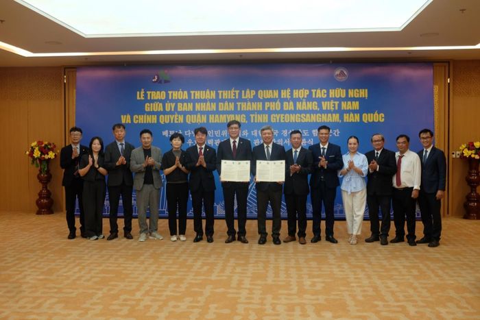 Lãnh đạo hai bên trao thỏa thuận thiết lập quan hệ hợp tác hữu nghị giữa UBND TP Đà Nẵng và Chính quyền quận Hamyang.