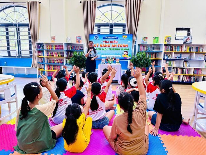 Các bạn nhỏ hào hứng tham gia các hoạt động tại thư viện.