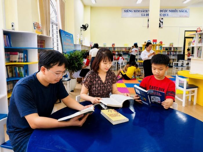 Gia đình anh Huy duy trì thói quen đọc sách tại thư viện thành phố Đà Nẵng (cơ sở 2).