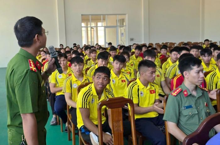 Công an phường Thanh Khê tuyên truyền phòng, chống ma túy cho các vận động viên trẻ quốc gia.