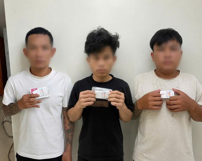 Các đối tượng có hành vi mua bán, tàng trữ và sử dụng trái phép chất ma túy bị Công an xã Đức Trọng tạm giữ hình sự.