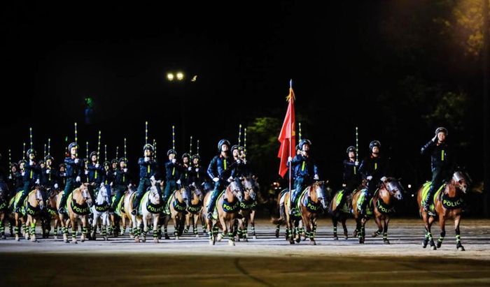 Đội hình Cảnh sát cơ động Kỵ binh tại đêm khai mạc Hội thao.