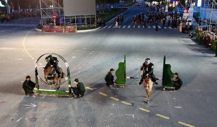 Cán bộ, chiến sĩ Đoàn Cảnh sát cơ động Kỵ binh huấn luyện ngựa nghiệp vụ vượt chướng ngại vật, nâng cao khả năng cơ động, thích nghi với nhiều loại địa hình phức tạp trong thực hiện nhiệm vụ.