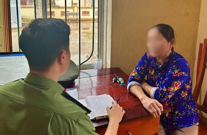Bà N.T.S. trình báo sự việc với Công an xã Đức Đồng.