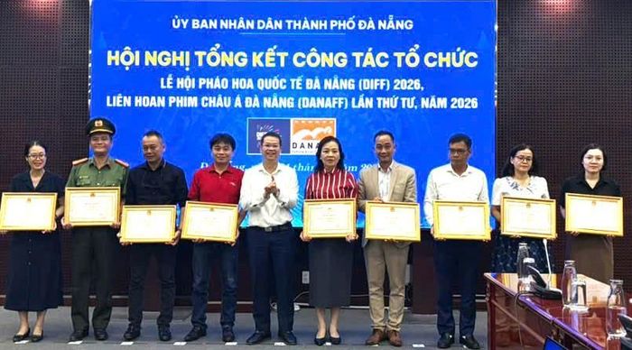 Chủ tịch UBND TP Đà Nẵng Nguyễn Mạnh Hùng trao tặng Bằng khen cho các cá nhân có nhiều đóng góp trong tổ chức 2 sự kiện. Ảnh: P.T