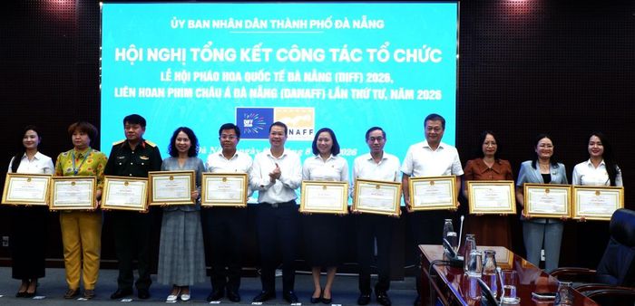 Chủ tịch UBND TP Đà Nẵng Nguyễn Mạnh Hùng (thứ 6 từ trái sang) trao Bằng khen cho các tập thể có thành tích trong tổ chức 2 sự kiện. Ảnh: P.T