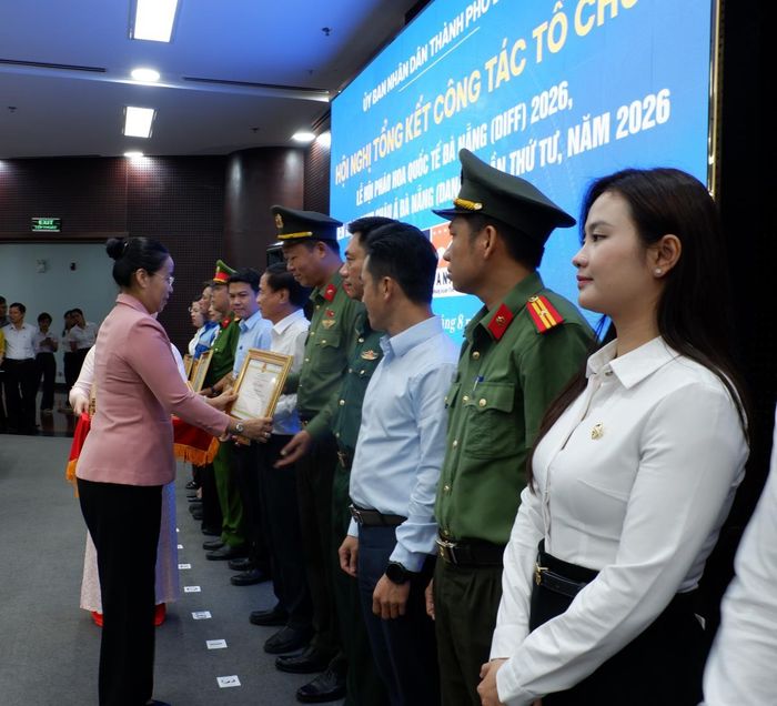 Phó Chủ tịch UBND TP Đà Nẵng Nguyễn Thị Anh Thi trao Bằng khen cho các tập thể, cá nhân có nhiều đóng góp trong tổ chức 2 sự kiện. Ảnh: P.T