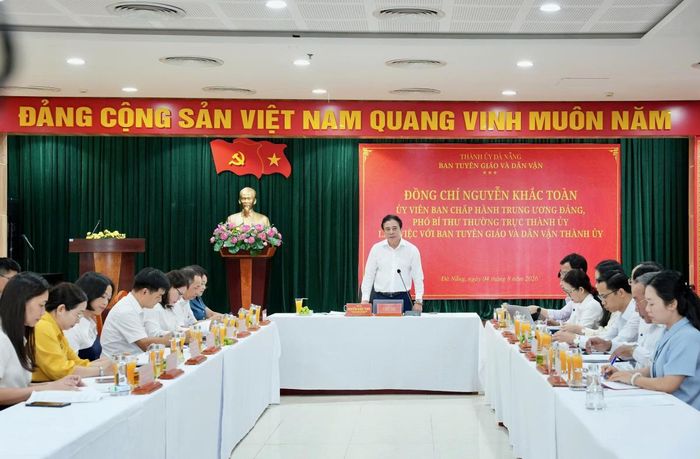 Phó Bí thư Thường trực Thành ủy Nguyễn Khắc Toàn phát biểu tại hội nghị