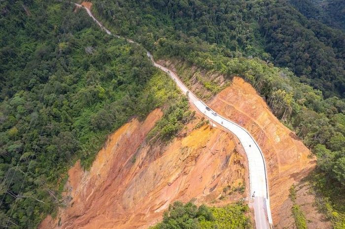Tại Km25+544,21 - km25+651,55: Xử lý đào lấn vào taluy dương nhằm đảm bảo bề rộng nền đườngvà sửa chữa, khôi phục nền, mặt đường; khôi phục lan can phòng hộ cứng kết hợp gờ chắn nước;gia cố rãnh hình thang phía taluy dương bằng BTXM. Ảnh: SXD