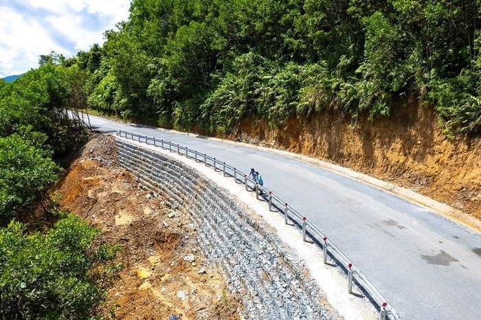 Tại Km2+008-Km2+082, Kè rọ đá sạt lở taluy âm chiều dài khoảng 58m được sửa chữa, khôi phục nền,mặt đường dài khoảng 74m, lắp đặt thay mới hộ lan tôn lượn sóng dài. Ảnh: SXD