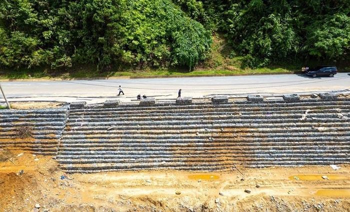 Tại Km5+765,18 -km5+869,52 đã kè rọ đá sạt lở taluy âm chiều dài khoảng 100m; sửa chữa, khôi phục nền, mặt đường. Ảnh: SXD