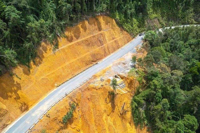 Km23+427,37 - Km23+568,80 được xử lý đào lấn vào taluy dương đảm bảo bề rộng nền đường và sửa chữa,khôi phục nền, mặt đường; khôi phục lan can phòng hộ cứng kết hợp với gờ chắn nước. Ảnh: SXD