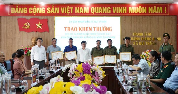 Lãnh đạo xã Núi Thành khen thưởng 5 cá nhân.