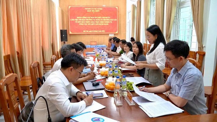 Phó Bí thư Thường trực Đảng ủy phường Hải Vân Phạm Thị Hồng Hạnh phát biểu tại buổi làm việc.