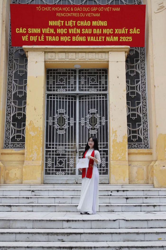 Thảo Trâm nhận học bổng Vallet.