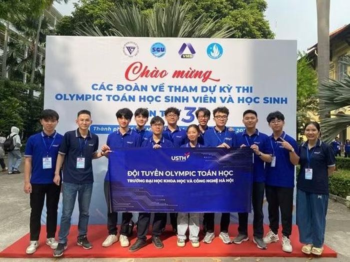 Nguyễn Tuấn Dũng (ngoài cùng, bên trái) cùng thầy cô và đội tuyển Olympic Toán của USTH, năm 2025.
