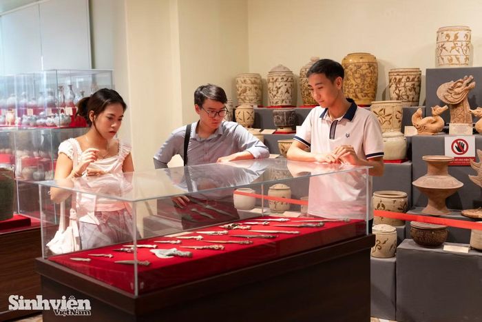 Không chỉ giới thiệu các hiện vật, cách trưng bày của bảo tàng cũng hướng đến việc giúp người xem dễ tiếp cận hơn với lịch sử. Bạn Phạm Xuân Thứ (23 tuổi, giữa), khách tham quan, cho biết điều khiến bạn ấn tượng là cách tổ chức không gian trưng bày. "Mình khá bất ngờ vì đây là một bảo tàng ngoài công lập nhưng không gian được đầu tư bài bản, các hiện vật được sắp xếp theo từng chủ đề, từng giai đoạn lịch sử nên rất dễ theo dõi. Việc được quan sát trực tiếp các hiện vật giúp mình hình dung rõ hơn những kiến thức từng học trên sách vở. Nếu sau này bảo tàng mở cửa rộng rãi hơn, mình nghĩ đây sẽ là địa chỉ đáng để các bạn trẻ yêu lịch sử và văn hóa đến trải nghiệm", Thứ chia sẻ.