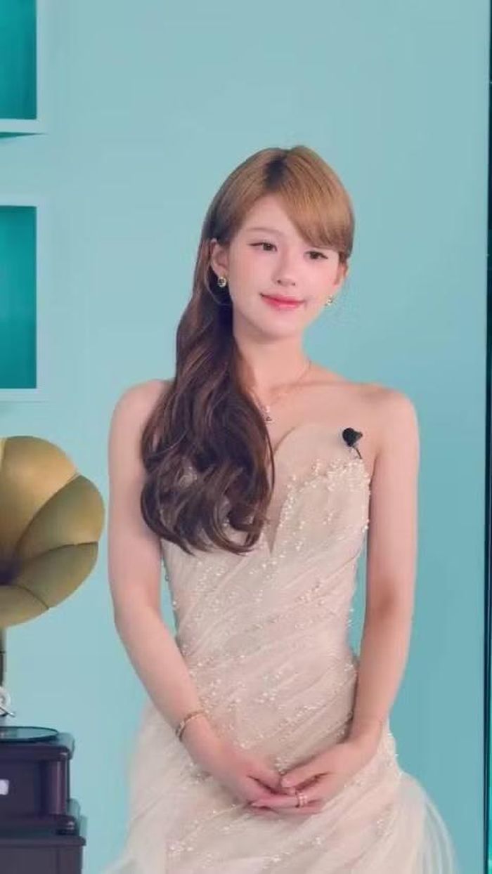 Triệu Lộ Tư ở hậu trường quay chụp cho các buổi phát trực tiếp (livestream) của thương hiệu mỹ phẩm tự nhiên Chando Himalaya (Chando) mà cô đang đảm nhận vai trò Đại sứ toàn cầu.