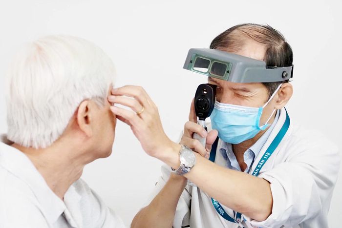  Bác sĩ Bệnh viện Nhân dân 115 thăm khám sức khỏe cho người dân. Ảnh: Hoàng Hùng 