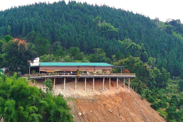 Một trạm dừng chân xây dựng không phép, nằm chênh vênh bên mép vực sâu. ẢNH: TIẾN THẮNG