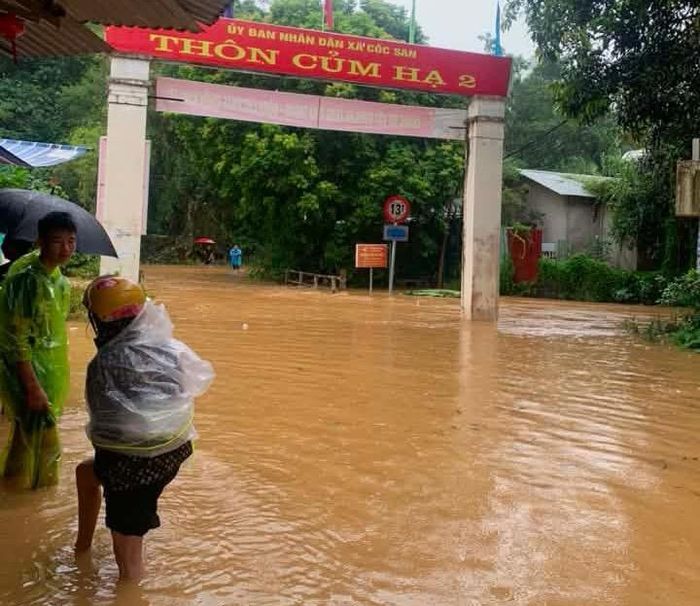 Mưa ngập cục bộ ở xã Cốc San (tỉnh Lào Cai) ngày 3-8. Ảnh: LAN CHI