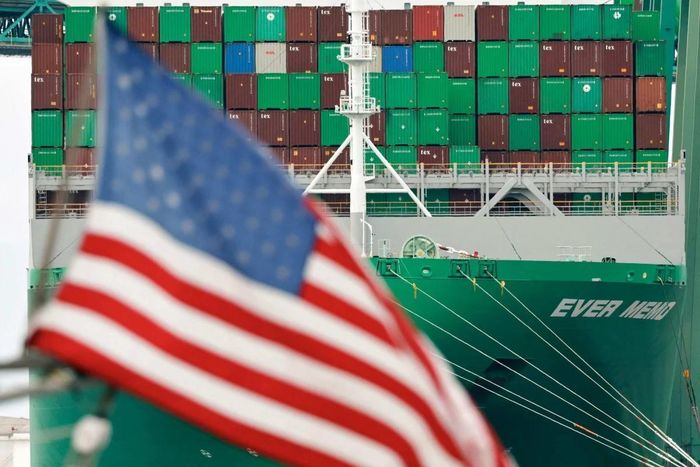  Tàu hàng Trung Quốc cập cảng ở Mỹ. Ảnh: South China Morning Post 