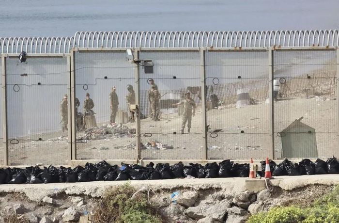 Lực lượng an ninh Morocco giám sát khu vực hàng rào ngăn cách Ceuta với Morocco. Ảnh : EFE