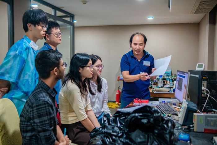 Nhóm nghiên cứu về vật lý neutrino (Viện IFIRSE) đang trao đổi về công tác chuyên môn. Ảnh: ICISE