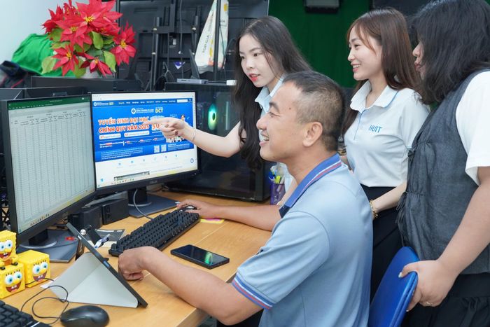  Cán bộ kỹ thuật Trường ĐH Công thương TPHCM tập trung kiểm tra, thực hiện lọc ảo và xét tuyển sáng ngày 4-8: Ảnh: THANH HÙNG 