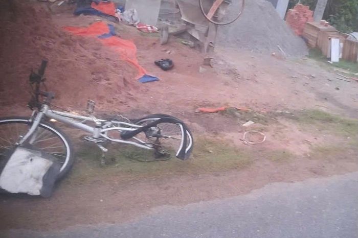 Một chiếc xe đạp tại hiện trường. Ảnh: NGƯỜI DÂN CUNG CẤP