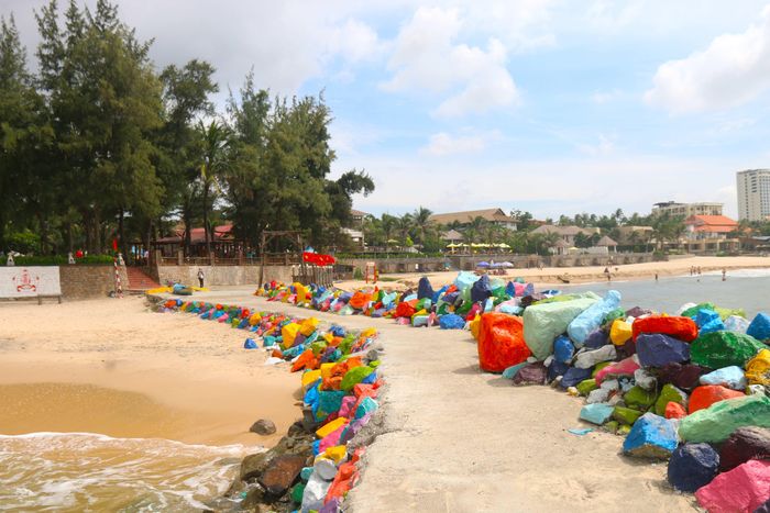  Những khối đá ở bờ kè tạm cũng được trang hoàng với đủ màu sắc. Ảnh: TIẾN THẮNG 