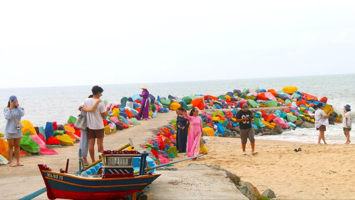  Du khách tranh thủ ghi lại những khoảnh khắc bên bờ biển. Ảnh: TIẾN THẮNG 