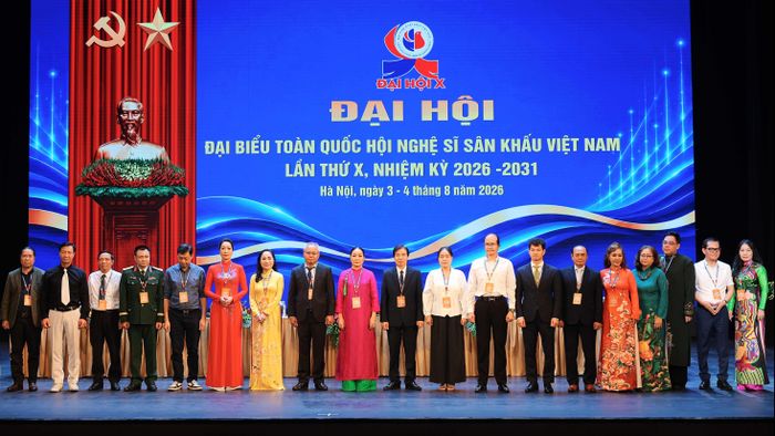 Ra mắt Ban Chấp hành Hội Nghệ sĩ Sân khấu Việt Nam khóa X. Ảnh: TUẤN ANH