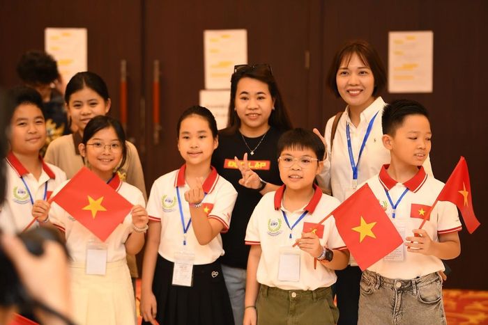 Các em học sinh với niềm vui đoạt giải. Ảnh: THANH HÀ