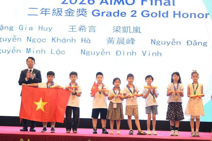 Trao giải cho các học sinh đoạt giải. Ảnh: THANH HÀ