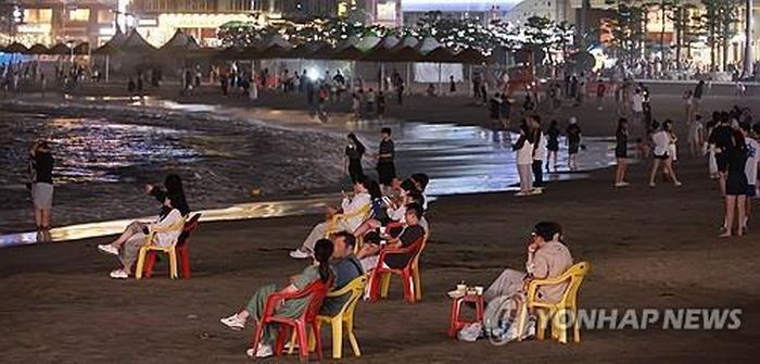 Người dân tại thành phố Busan, Hàn Quốc ra biển giải nhiệt. Ảnh: YONHAP