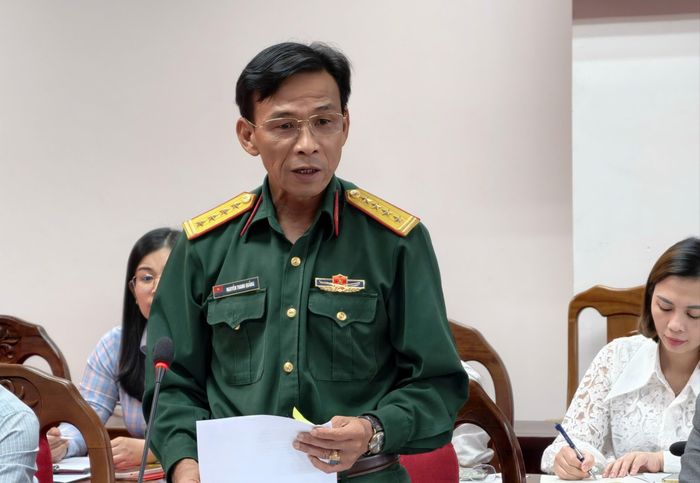  Đại tá Nguyễn Thanh Quảng, Phó Chính ủy Bộ Chỉ huy Quân sự tỉnh Lâm Đồng, thông tin tại cuộc họp. Ảnh: ĐOÀN KIÊN 